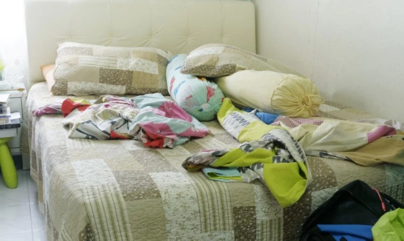 Αφήνετε τα άπλυτα ρούχα πάνω στο κρεβάτι; Δείτε γιατί πρέπει να το σταματήσετε!